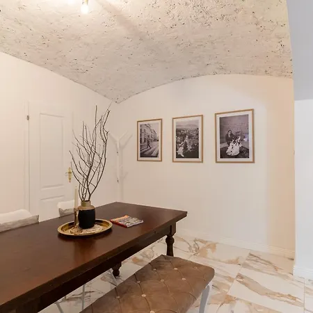 Apartament Fronto *